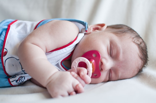 Porträt des niedlichen kleinen Babys, das friedlich schläft