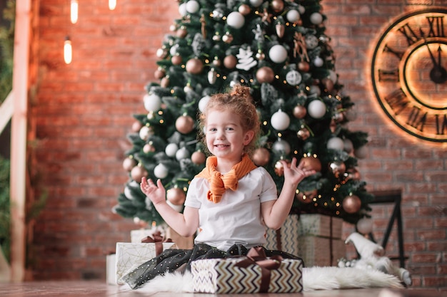 Porträt des niedlichen kleinen Mädchens mit Weihnachtsgeschenken