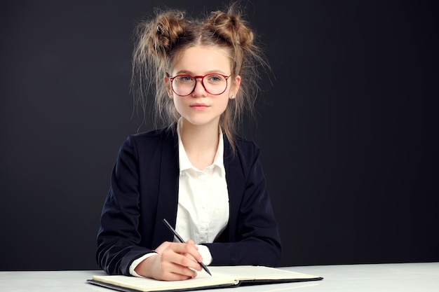 Porträt des niedlichen kleinen Schulmädchens