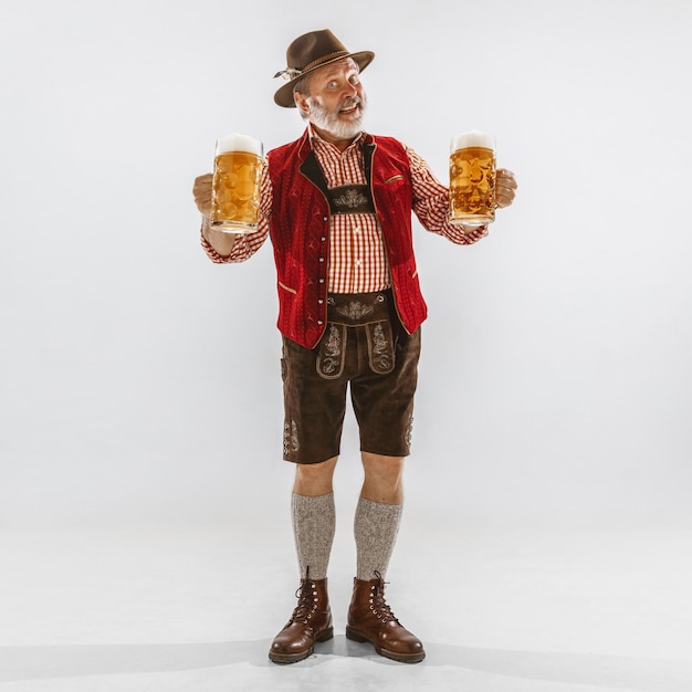 Porträt des Oktoberfest-Mannes, der die traditionelle bayerische Kleidung trägt