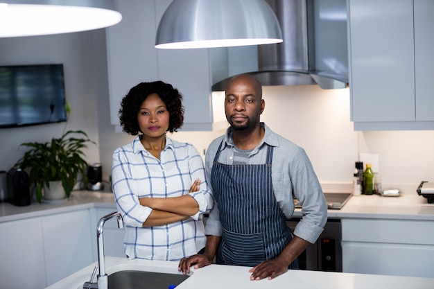 Porträt des Paares, das sich in der Küche umarmt