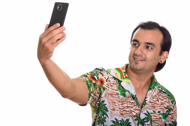Porträt des persischen Touristenmannes, der Telefon bereit für Urlaub verwendet