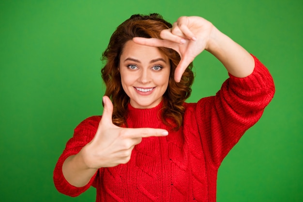 Foto porträt des positiven fröhlichen mädchens stellen sich das fotografieren vor