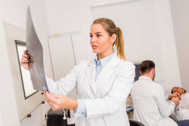 Porträt des Radiologen lokking am Röntgenstrahl in einem Klinikmedizinischen Labor