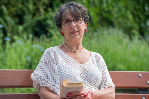 Porträt des reifen Brunette im Garten