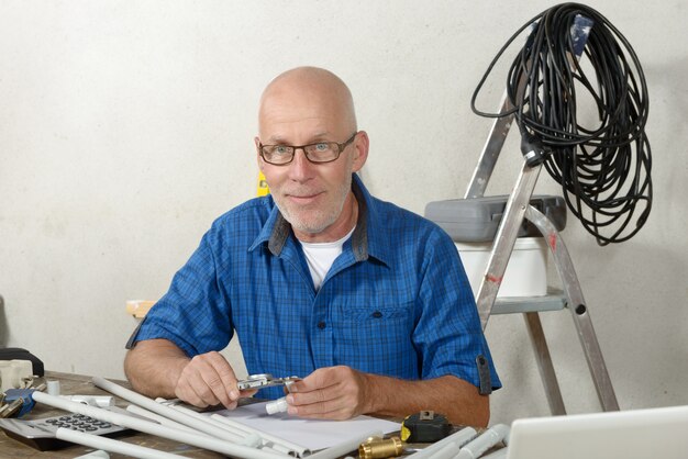 Porträt des reifen Handwerkers an der DIY-Werkstatt