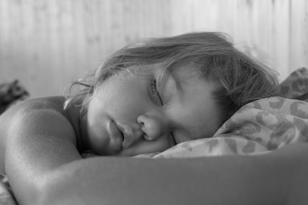 Porträt des schlafenden Babygesichtes des kaukasischen Mädchens des kleinen Kindes