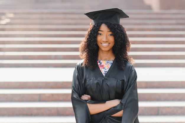 Porträt des schönen afroamerikanischen Absolventen