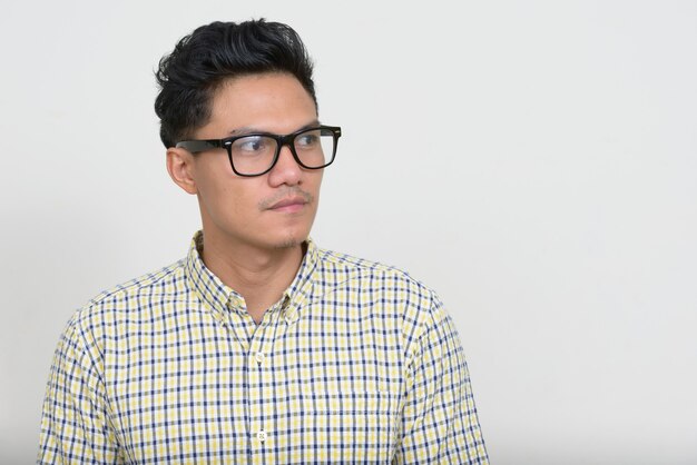 Porträt des schönen asiatischen Hipster-Mannes mit Brille