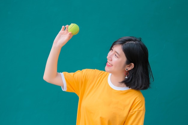 Porträt des schönen asiatischen schicken Mädchens, das für ein Foto posiert