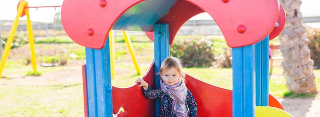 Porträt des schönen jungen Mädchens auf dem Spielplatz