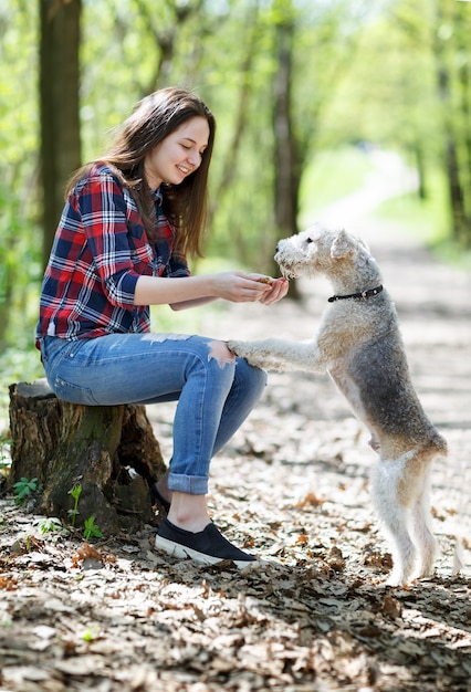 Porträt des schönen jungen Mädchens mit ihren Hunden