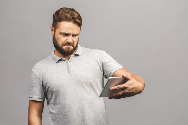 Porträt des schönen jungen Mannes mit Tablette