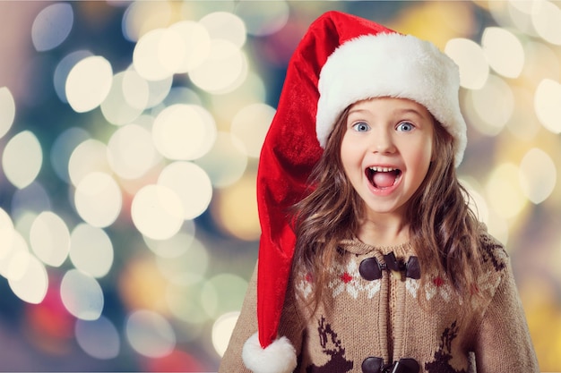 Porträt des schönen kleinen Mädchens in der Weihnachtsmütze