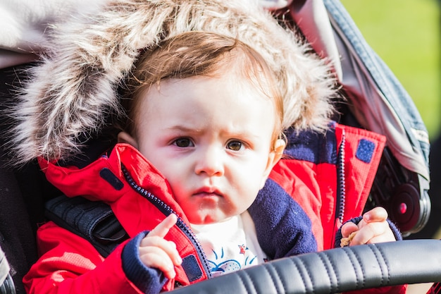 Porträt des schönen lächelnden netten Babys