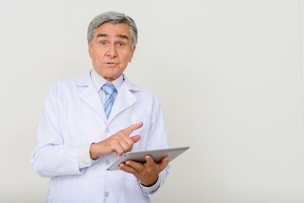Porträt des schönen leitenden Arztes unter Verwendung der digitalen Tablette