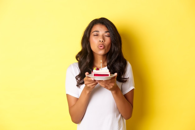 Porträt des schönen Mädchens, das Geburtstag feiert