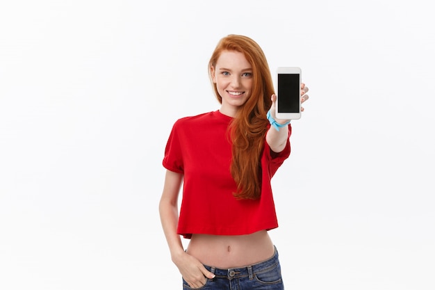 Foto porträt des schönen mädchens der erwachsenen studentenuniform zeigen ihr smartphone.