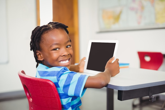 Porträt des Schülers digitale Tablette im Klassenzimmer halten