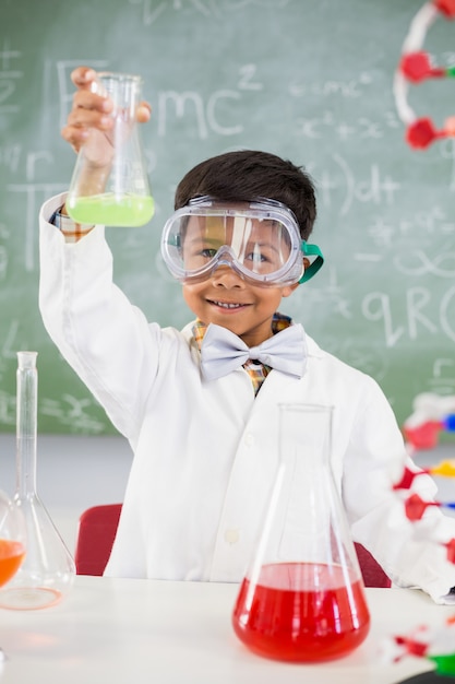 Porträt des Schülers ein chemisches Experiment im Labor tuend