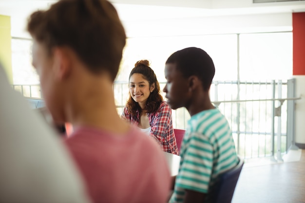 Porträt des Schülers im Klassenzimmer