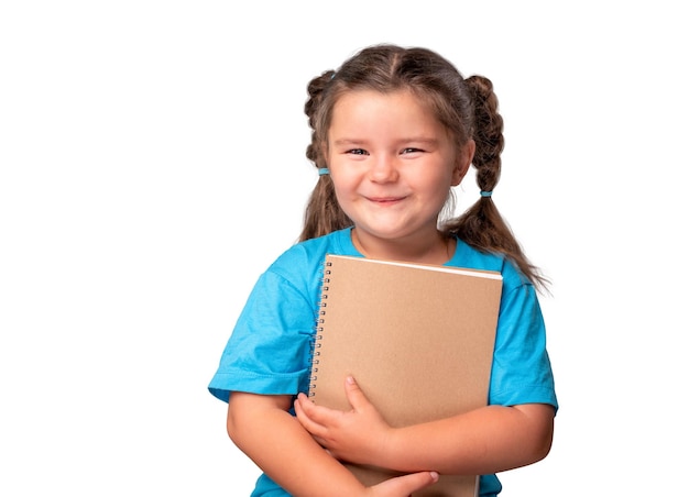 Porträt des Schulmädchenkindes mit dem Notizbuch lokalisiert auf weißem Hintergrund