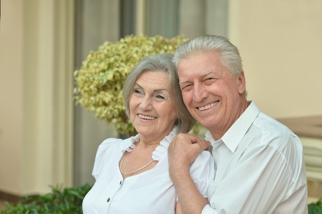 Porträt des Seniorenpaares haben Spaß im tropischen Hotelgarten?