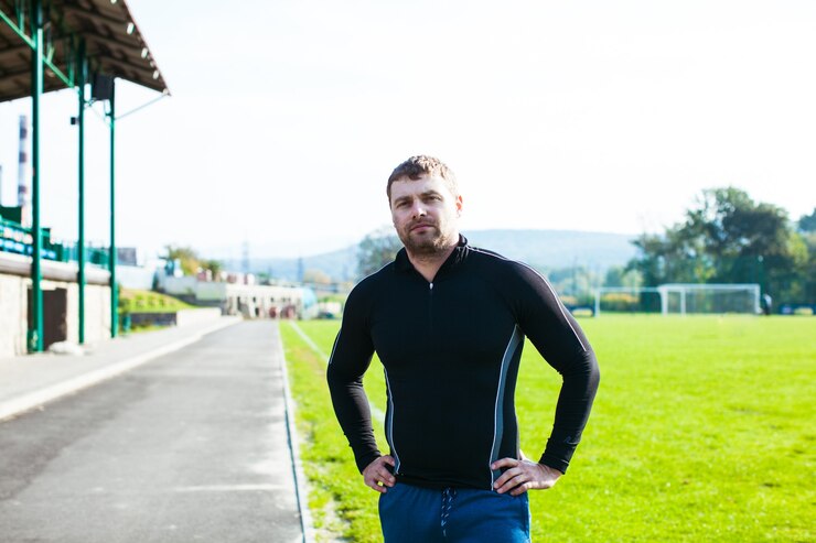 Foto porträt des sportlers auf dem stadion im freien