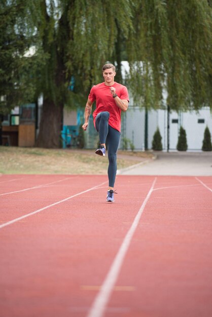 Porträt des sportlichen Mannes auf der Laufstrecke