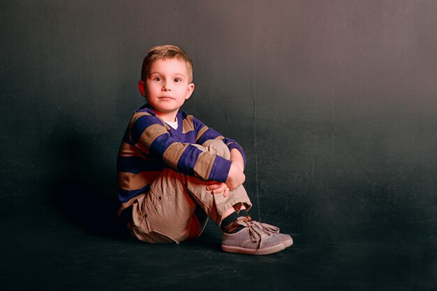 Porträt des stilvollen süßen kleinen Jungen im Fotostudio