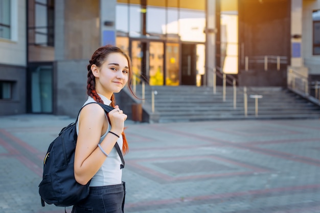 Porträt des Studentenmädchens der Universität