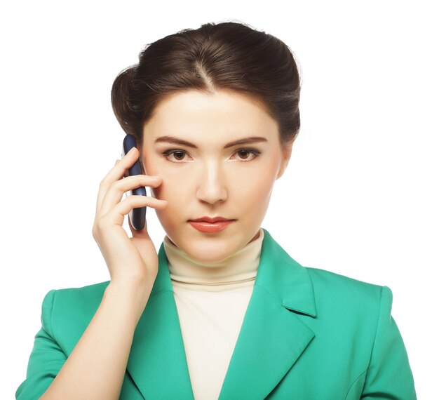 Porträt des Telefonierens der lächelnden Geschäftsfrau, lokalisiert auf weißem Hintergrund