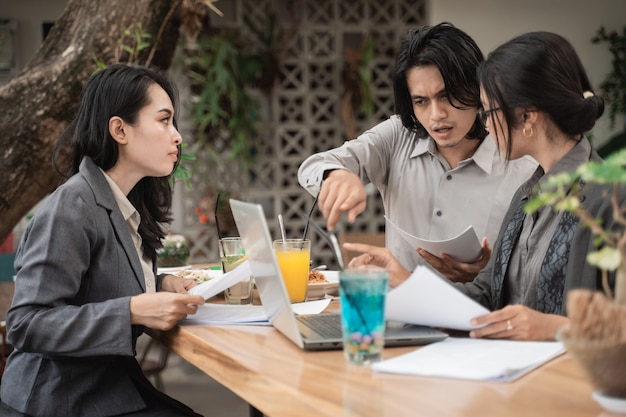 Porträt des Treffens des jungen asiatischen Geschäftsteams in einem Café
