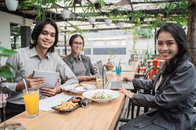 Porträt des Treffens des jungen asiatischen Geschäftsteams in einem Café