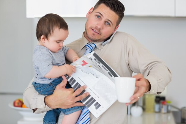 Porträt des Vaters multi tasking im Haus