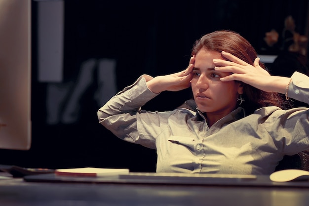 Porträt des verärgerten Büroangestellten, Managerfrau, die vor dem Monitor des Computers sitzt.