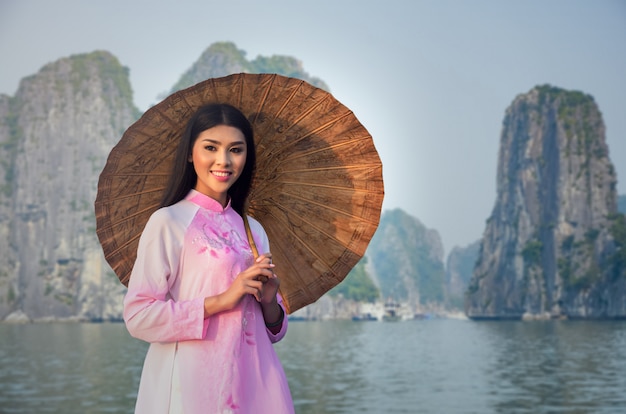 Porträt des vietnamesischen Mädchentrachtenkleides bei Halongbay, Vietnam