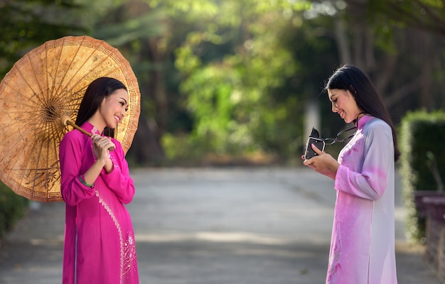 Porträt des vietnamesischen Mädchentrachtenkleides mit Kamera