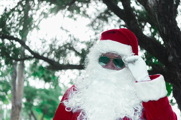 Porträt des Weihnachtsmannes auf Bokeh-Licht unter BaumThailänderGlück für Kinder geschicktFrohe WeihnachtenWillkommen im Winter