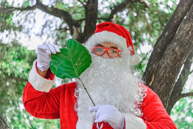 Porträt des WeihnachtsmannesThailänderGesendetes Glück für KinderFrohe WeihnachtenWillkommen im Winter