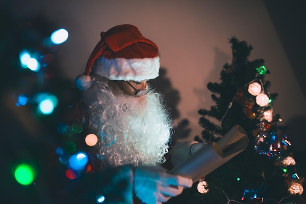 Porträt des Weihnachtsmanns lesen Sie Papier Prüfliste Name für Senden von Geschenken an KinderThailand MenschenXmas-Festival-Konzept