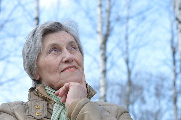 Porträt einer älteren Frau, die im Frühjahr in der Natur spazieren geht