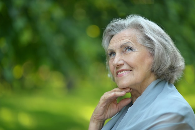 Porträt einer älteren Frau im Sommer