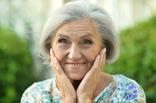 Porträt einer älteren Frau im Sommerpark