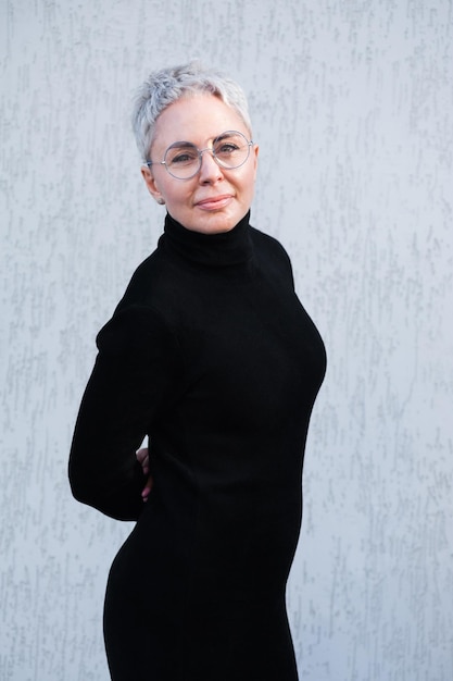 Porträt einer älteren Frau mit schwarzem Hemd