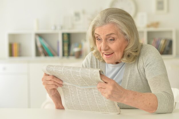 Porträt einer älteren Frau mit Zeitung