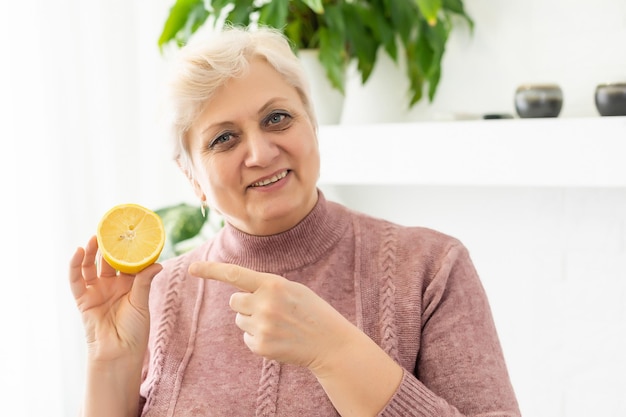 Porträt einer älteren Frau mit Zitrone.