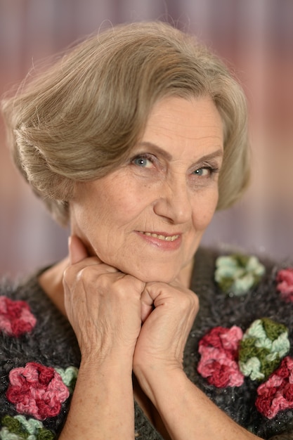 Porträt einer älteren Frau zu Hause