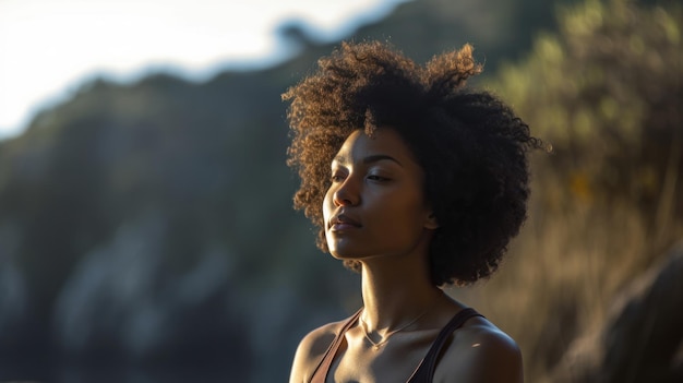 Porträt einer Afro-Frau im Lotussitz am Naturstandort. Gesunde reife afrikanische Frau meditiert