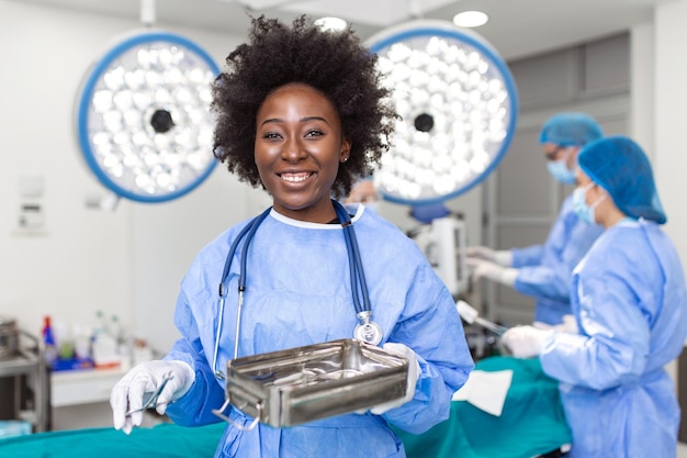 Porträt einer afroamerikanischen Chirurgin, die im Operationssaal steht und bereit ist, an einem Patienten zu arbeiten Weibliche medizinische Arbeiterin in chirurgischer Uniform im Operationssaal